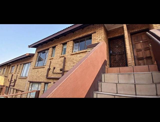 2 BEDROOM TOWNHOUSE FOR SALE IN MEREDALE